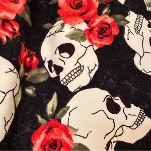 LuLaRoe Halloween Skulls and Roses Buttery Soft Leggings TC2 fits 20-26 NWOT